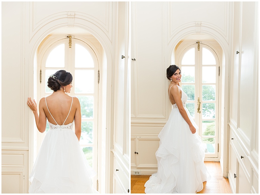 beautiful portraits of bride in arches of mansion