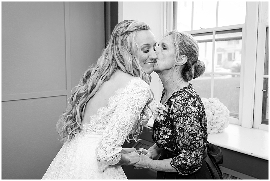 mother of the bride and daughter kiss 