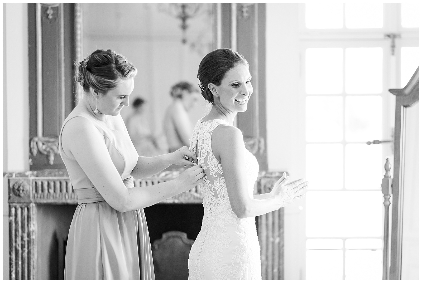 bride gets ready in the bridal suite at Glen Manor